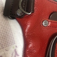 肩掛けバック男性の画像