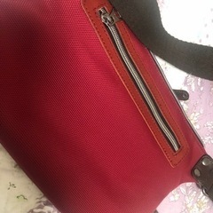 肩掛けバック男性の画像