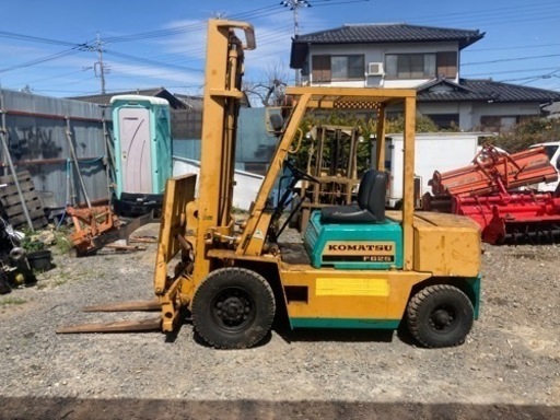 コマツフォークフィート2.5トンアンジーと3つのレバー