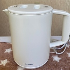 電子レンジと電気ケトルとレンジ台の画像