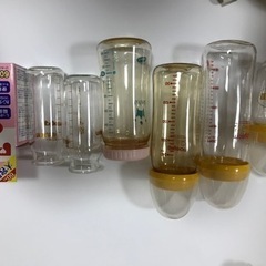 哺乳瓶、マグ、ミルトンケースのセットの画像