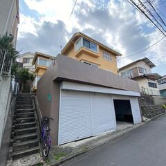 シャッター付きガレージ！男の秘密基地！車やバイクいじりや工作室！電気が通っています。軽キャンピングカーを置いてリモートワークや趣味の部屋としての利用も！の画像