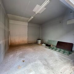 シャッター付きガレージ！男の秘密基地！車やバイクいじりや工作室！電気が通っています。軽キャンピングカーを置いてリモートワークや趣味の部屋としての利用も！ - 相模原市