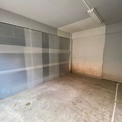 シャッター付きガレージ！男の秘密基地！車やバイクいじりや工作室！電気が通っています。軽キャンピングカーを置いてリモートワークや趣味の部屋としての利用も！ - 賃貸（マンション/一戸建て）