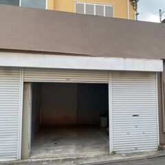 シャッター付きガレージ！男の秘密基地！車やバイクいじりや工作室！電気が通っています。軽キャンピングカーを置いてリモートワークや趣味の部屋としての利用も！ - 不動産