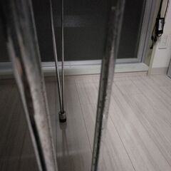 表面ガラスのテーブル　ブラックの画像