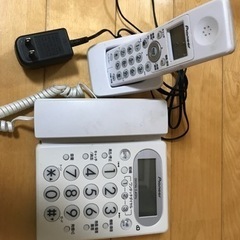 電話機本体と子機です。