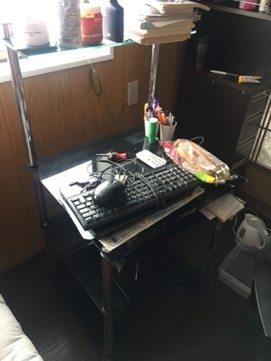 コンピューターの椅子とテーブル