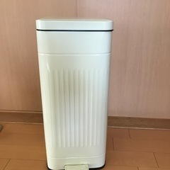 ゴミ箱、フタ付き、ペダル式