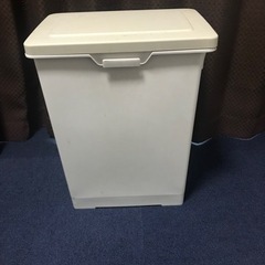 【取引先決まりました】フットペダル開閉式ゴミ箱 30L の画像