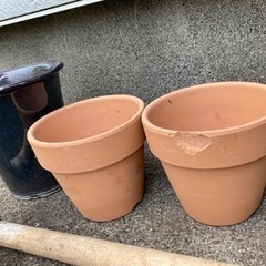 草刈り鎌と植木鉢の画像