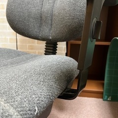 (本日午前受付〆切り】オフィスチェア/座面肘かけ高さ調整可能の画像