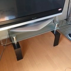 シンプルなガラス製テレビ台の画像