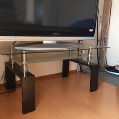 シンプルなガラス製テレビ台の画像