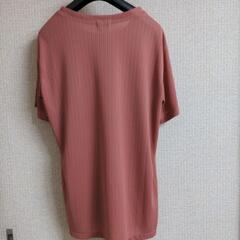 胸に透け感のあるレースをあしらったブラウスの画像