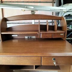 昔の木製デスク、サイドキャビネット、スタンド付の画像