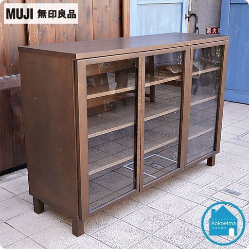 人気の無印良品(MUJI)のタモ材を使用した木製キャビネット/ガラス扉です！落ち着いた色合いが北欧スタイルなどにおススメのサイドボード。ちょっとしたカップボードとしても活躍します♪CC308