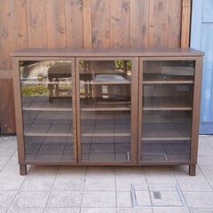 人気の無印良品(MUJI)のタモ材を使用した木製キャビネット/ガラス扉です！落ち着いた色合いが北欧スタイルなどにおススメのサイドボード。ちょっとしたカップボードとしても活躍します♪CC308の画像