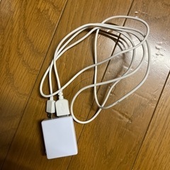 携帯充電用コンセントとマイクロUSBのコード