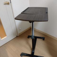 【無料】サイドテーブル（高さ・角度調節可能、キャスター付き）の画像