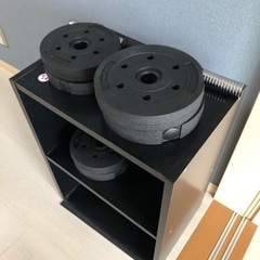 収納棚とダンベルの画像