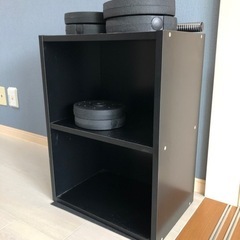 収納棚とダンベル