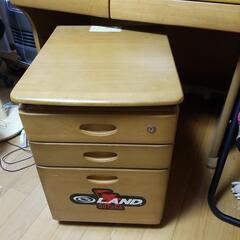 【終了】ありがとうございました🙇中古の机　椅子汚れあり　カギあり　引き取り限定　なるべく早めの取引願います　無料ですの画像