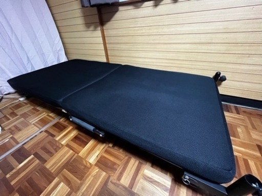 折りたたみ式シングルベッド　太めのマットレス付き