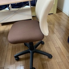 4/2までに取りに来ていただける方限定！勉強机イスセットの画像