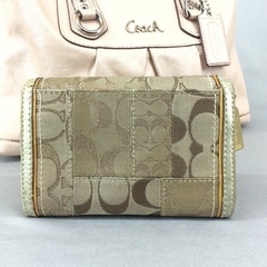 COACH コーチ ゴールドレザー×パッチワークシグネチャー L字ファスナー折財布 の画像