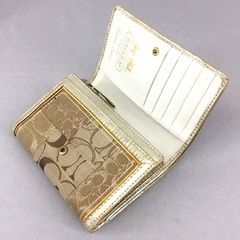 COACH コーチ ゴールドレザー×パッチワークシグネチャー L字ファスナー折財布 の画像