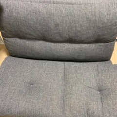 2人掛けソファベッド、色はグレーです。