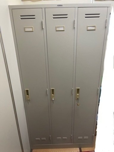 LION 鍵付きスチールロッカー