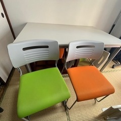 椅子 テーブルの画像