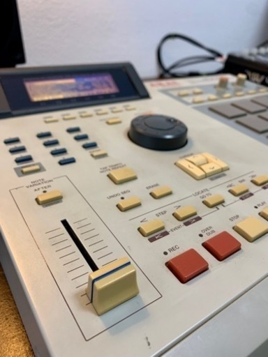 【ビンテージサンプラー】 AKAI MPC2000XL
