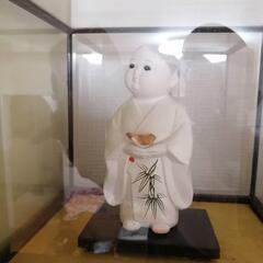 小鳥を持つ童子人形