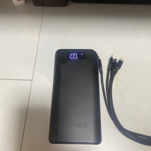 モバイルバッテリー　USB3ポート、ライト付き　2.1A出力　24000mah! 4in1ケーブル付き　中古