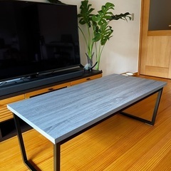 グレー　モダンなローテーブル