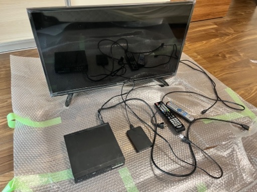 液晶テレビ　32型(ハイセンス)、録画用外付けHD、DVDプレイヤー