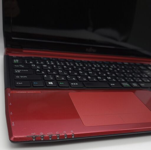 富士通ノートパソコン i3（中古）4GBメモリ、SSD240GB, 15.6画面