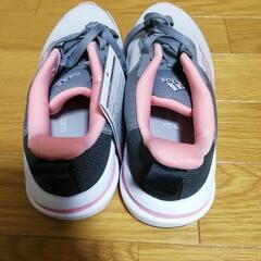 新品　adidas　スニーカー　22.5㎝の画像
