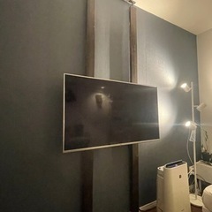 壁掛けTV 木材+ラブリコ+壁掛け金具付きの画像