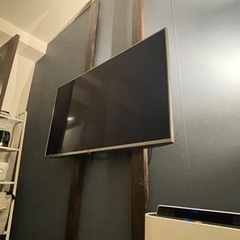 壁掛けTV 木材+ラブリコ+壁掛け金具付きの画像