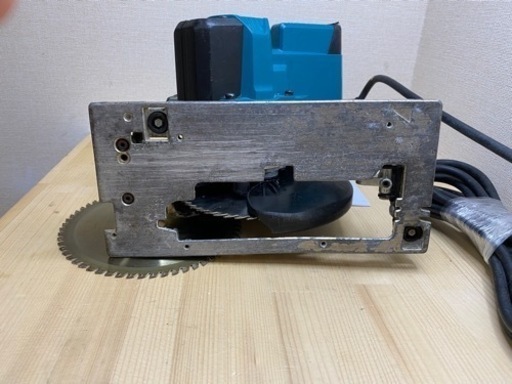2019年に購入しました。 キズ、剥がれなどついてますが、まだ問題なく使えます。  マキタ　HS6303 165mm 100V 丸のこ