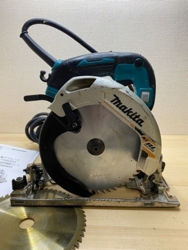 2019年に購入しました。 キズ、剥がれなどついてますが、まだ問題なく使えます。  マキタ　HS6303 165mm 100V 丸のこ
