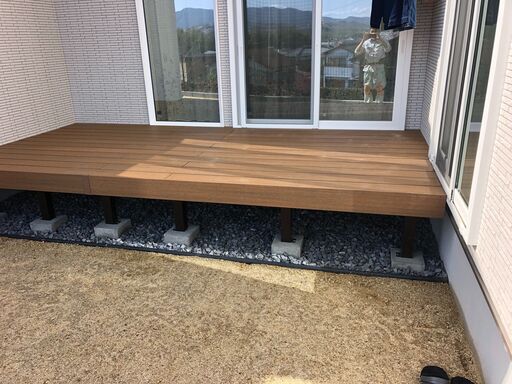 アルミメーカー四国化成の樹脂製ウッドデッキ「ファンデッキ」の床板