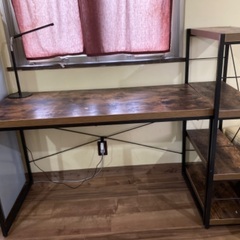 テーブルと本棚