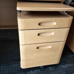 昔の木製学習デスクの画像