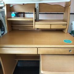 昔の木製学習デスクの画像