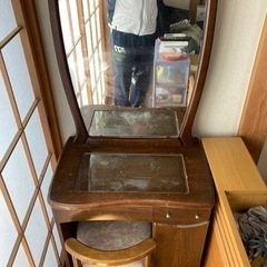 茶色の鏡台になります